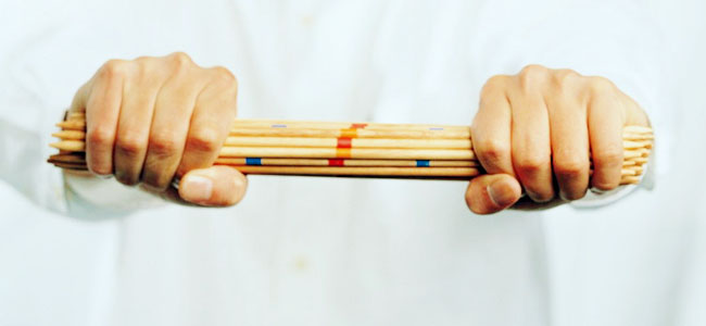 一把筷子折不斷，很好的體現(xiàn)了團(tuán)隊(duì)合作的力量。